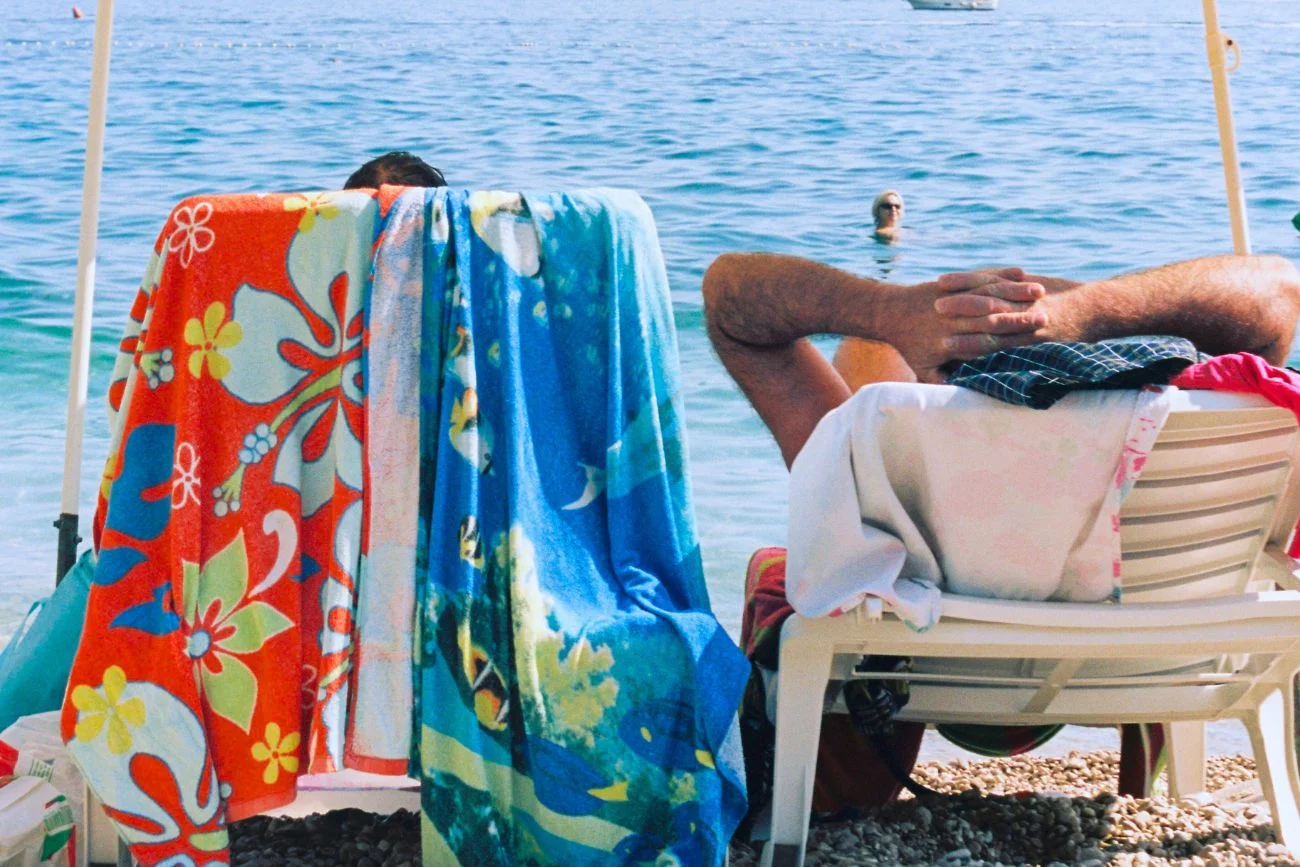Para turystów na plaży Turyści na plaży