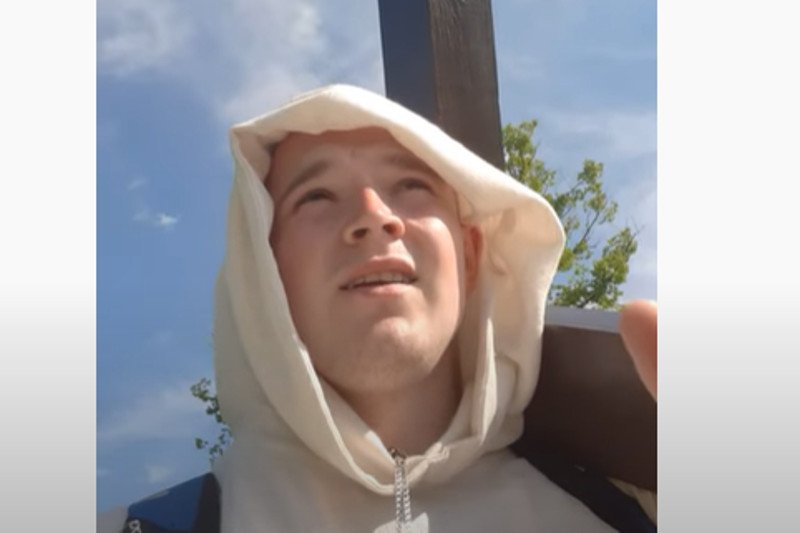 Michał Ulewiński pielgrzymował przez Polskę z drewnianym krzyżem na plecach.