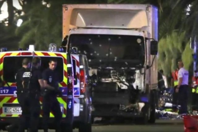 Policjant ukryty za palmą oddał do zamachowca tyle strzałów, aż miał pewność, że Tunezyjczyk nie żyje.