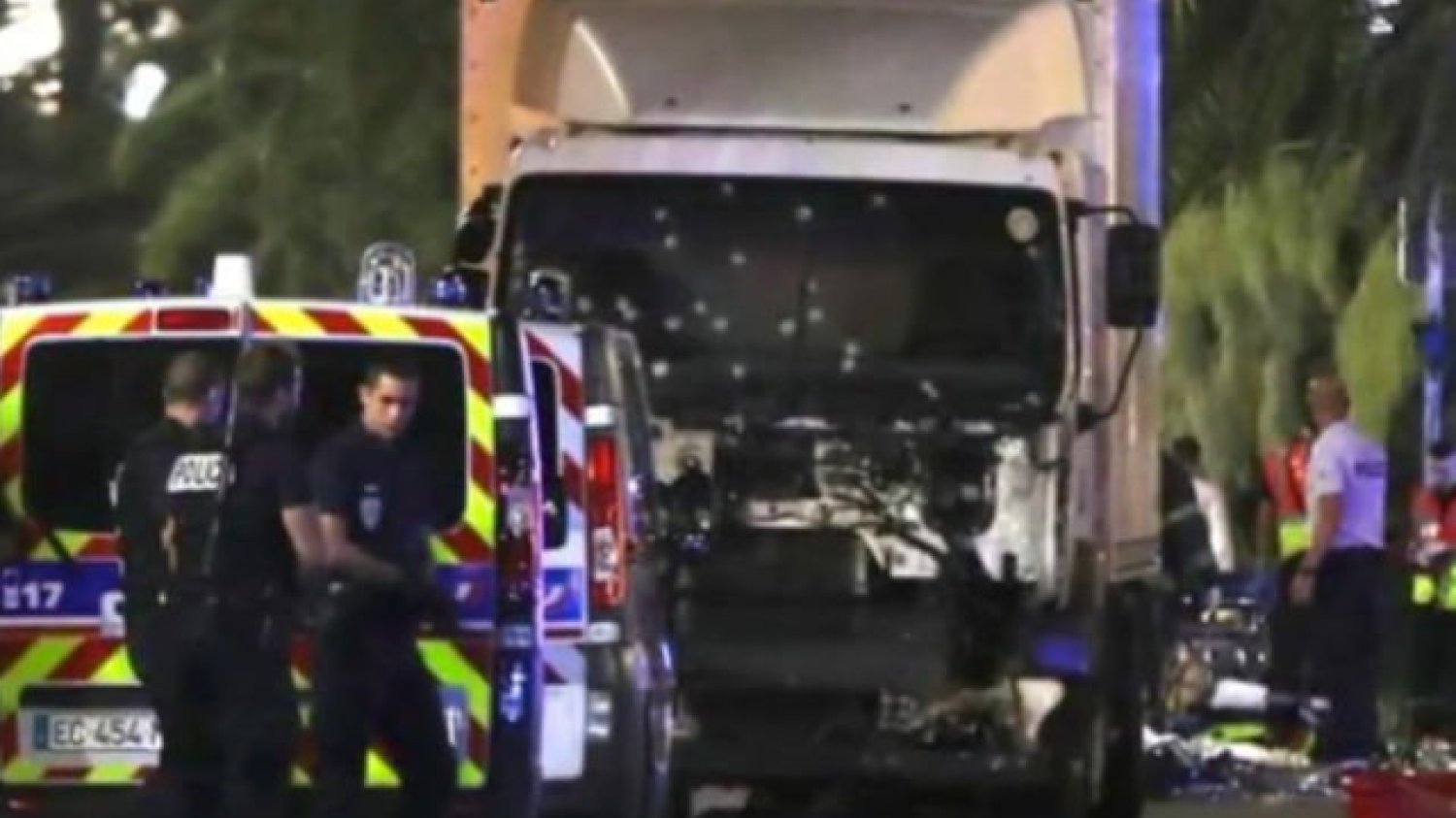 Policjant ukryty za palmą oddał do zamachowca tyle strzałów, aż miał pewność, że Tunezyjczyk nie żyje.