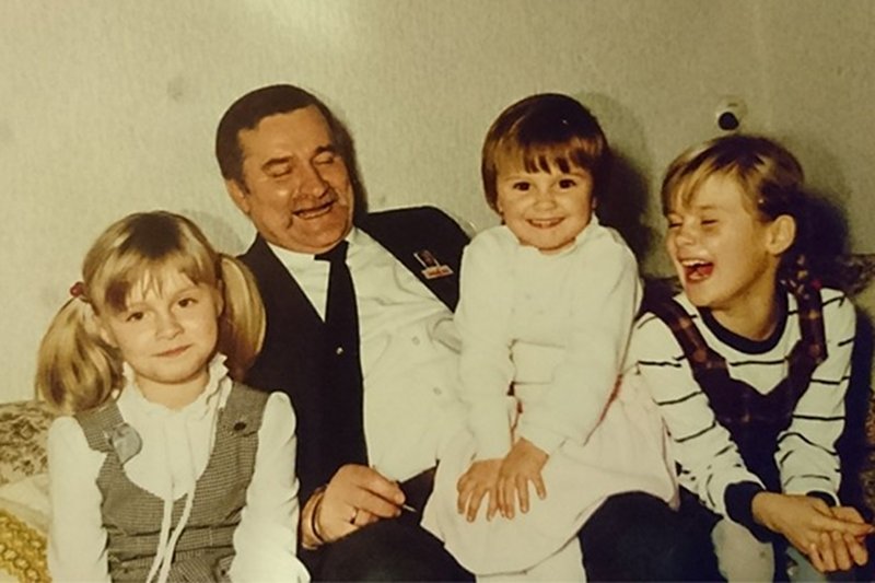 Nie jest łatwo wychować ośmioro dzieci. Dlaczego kariera dzieci Wałęsów odbiega od losów trochę młodszych pociech Komorowskich?