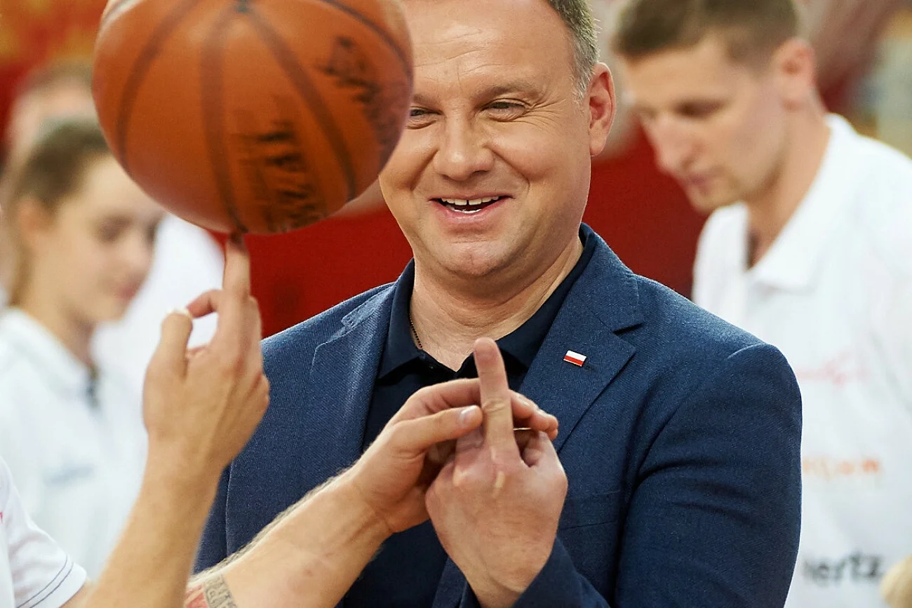 Prezydent Andrzej Duda uczący się koszykarskich trików na Gortat Camp w 2018 roku.