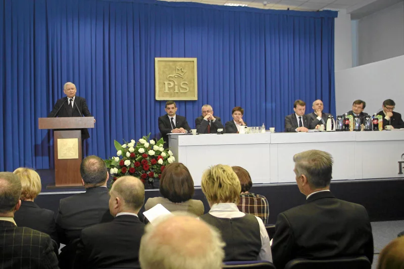 Zdjęcie z 2011 r., posiedzenie Rady Krajowej PiS. Krzysztof Sobolewski siedzi tuż obok mównicy.