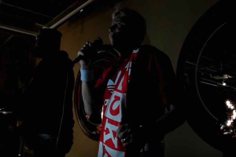 Matii Nykänen wystąpił na scenie z polskim szalikiem.