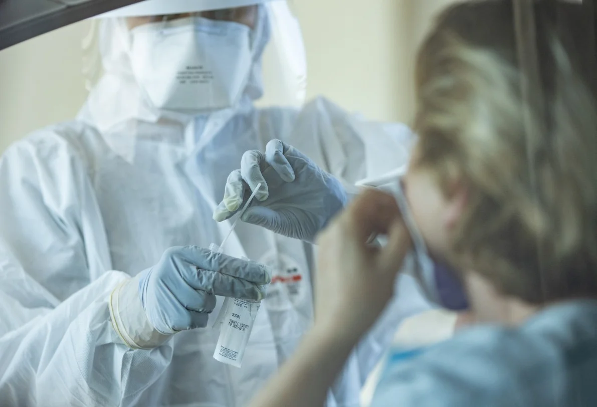 MZ i NFZ zapłacą prawie dwukrotnie mniej za każdy test na koronawirusa.