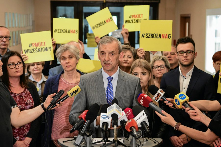 Decyzja o strajku nauczycieli może zostać podjęta jeszcze przed wyborami parlamentarnymi - podaje Związek Nauczycielstwa Polskiego.