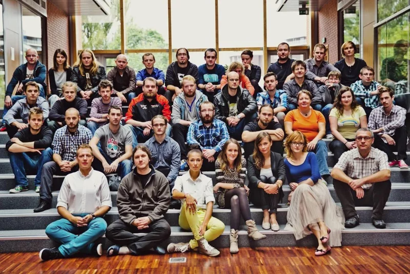 Zespół Bloober Team w komplecie. Prezesowi studia [pierwszy z lewej w pierwszym rzędzie] zależy na tym, by ze swojej firmy stworzyć miejsce pracy, z którym będą chcieli związać się na dłużej różni specjaliści od produkcji gier video