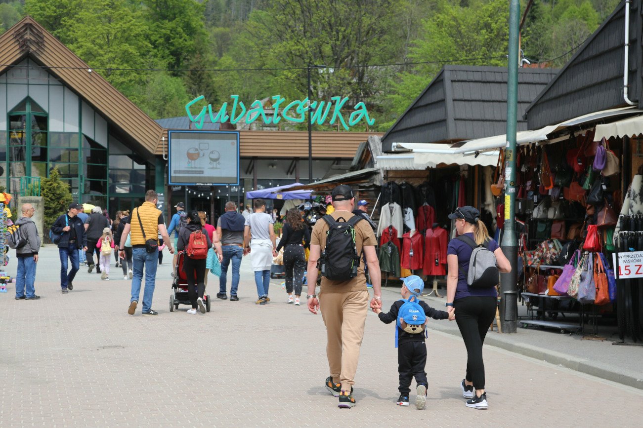 Góralka zagrodziła szlak na Gubałówkę i pobiera opłaty za przejście