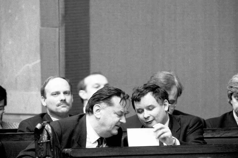 1992 r. Sejm. Jarosław Kaczyński i Jan Olszewski podczas debaty budżetowej.
