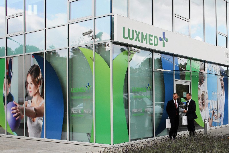 Firma nie jest w stanie obsłużyć fali pacjentów i kieruje do publicznej służby zdrowia.