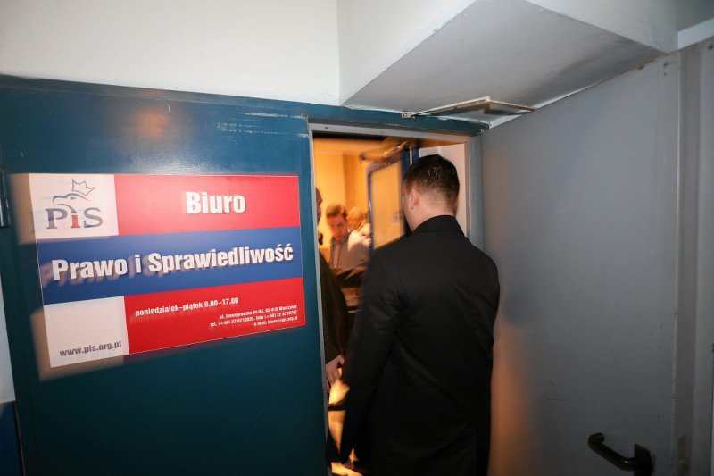 "W przypadku Misiewicza Prawo i Sprawiedliwość zareagowało zdecydowanie" – usłyszeliśmy w "Wiadomościach" TVP. Lista "Misiewiczów" jest jednak długa.