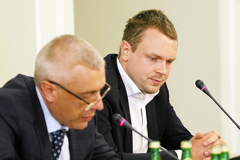 Dlaczego Michał Tusk powiedział o "lipie" podczas przesłuchania przed sejmową komisją śledczą ds. Amber Gold? Tomasz Siemoniak zrzuca to na karb braku politycznego doświadczenia syna Donalda Tuska.