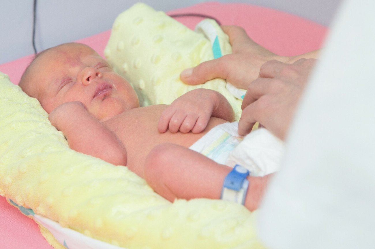Dzięki badaniom przesiewowym noworodków można wykryć SMA na bardzo wczesnym etapie i zastosować terapię, aby zatrzymać rozwój objawów.