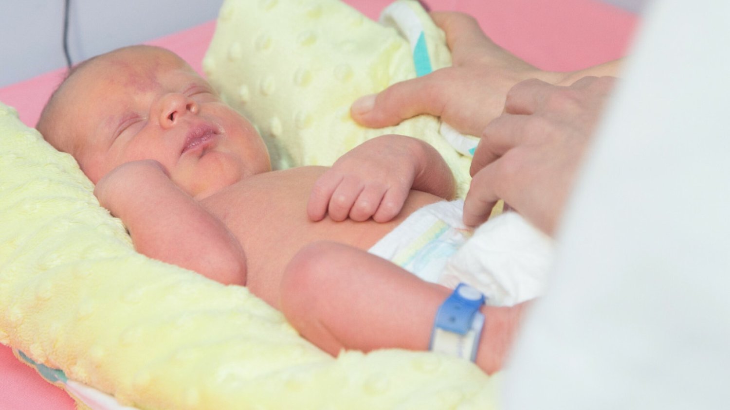 Dzięki badaniom przesiewowym noworodków można wykryć SMA na bardzo wczesnym etapie i zastosować terapię, aby zatrzymać rozwój objawów.