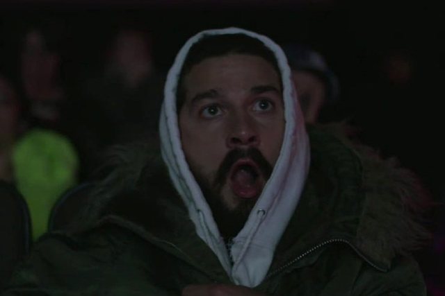 Shia LaBeouf ogląda siebie na ekranie