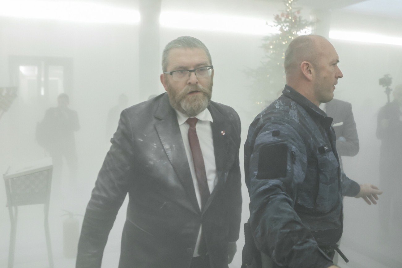 Grzegorz Braun we wtorek zgasił świecę chanukową za pomocą gaśnicy proszkowej