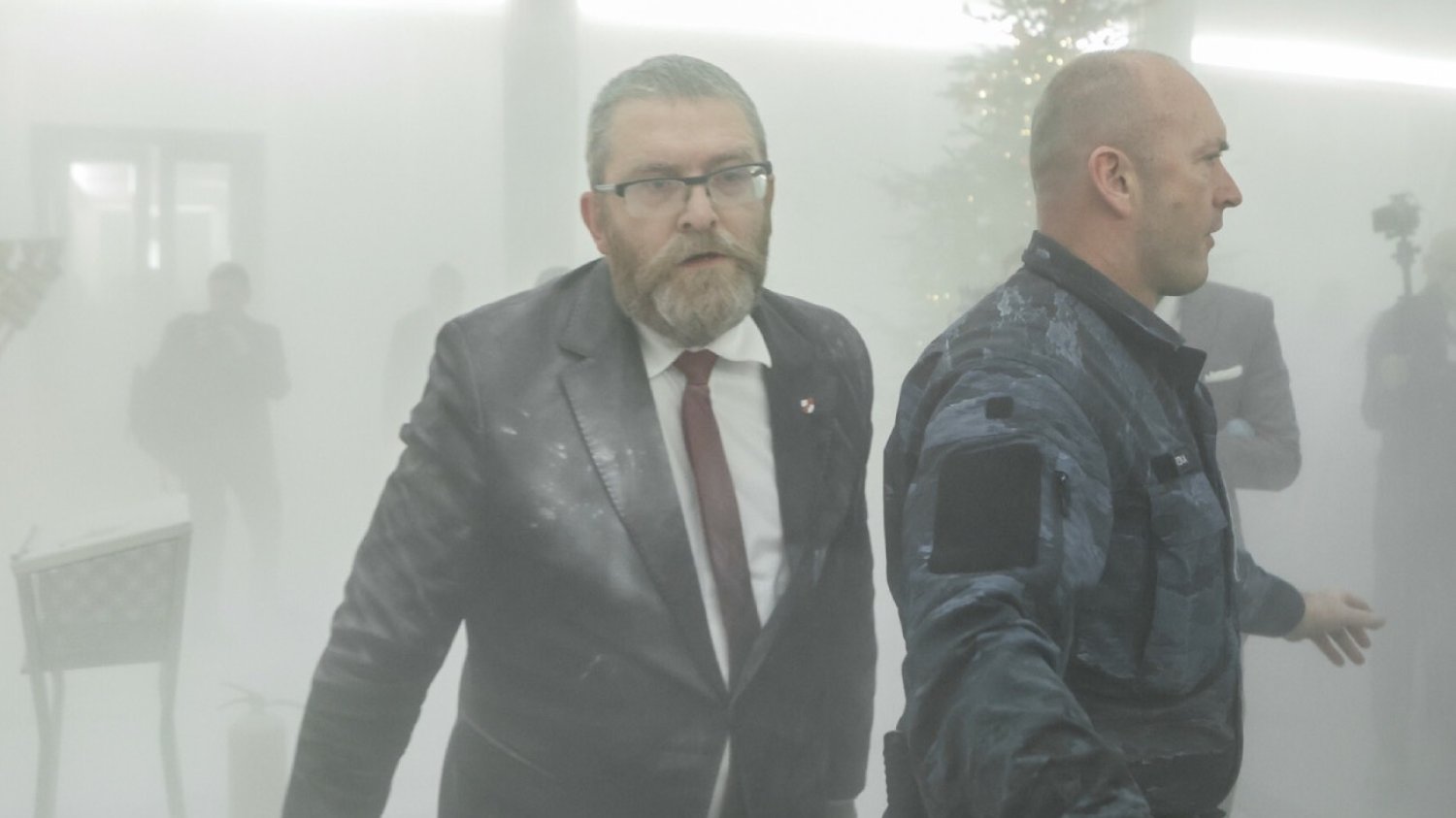 Grzegorz Braun we wtorek zgasił świecę chanukową za pomocą gaśnicy proszkowej