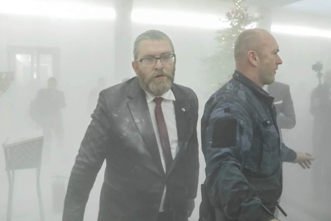 Grzegorz Braun we wtorek zgasił świecę chanukową za pomocą gaśnicy proszkowej