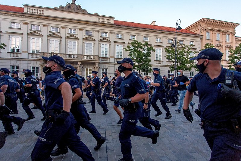 Emerytowana policjantka Iwona Lewandowska w ostrych słowach skrytykowała brutalne zachowanie funkcjonariuszy biorących udział w piątkowej pacyfikacji osób protestujących w sprawie aktywistki Margot.