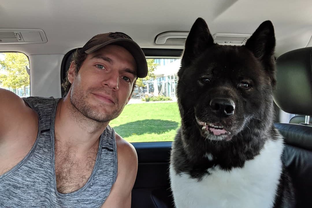 Nieodłącznym towarzyszem aktora jest pies Kal - zabiera go ze sobą nawet na plan zdjęciowy
