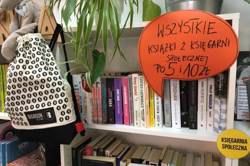 Na miejscu możemy kupić nowości i książki "z drugiej ręki"