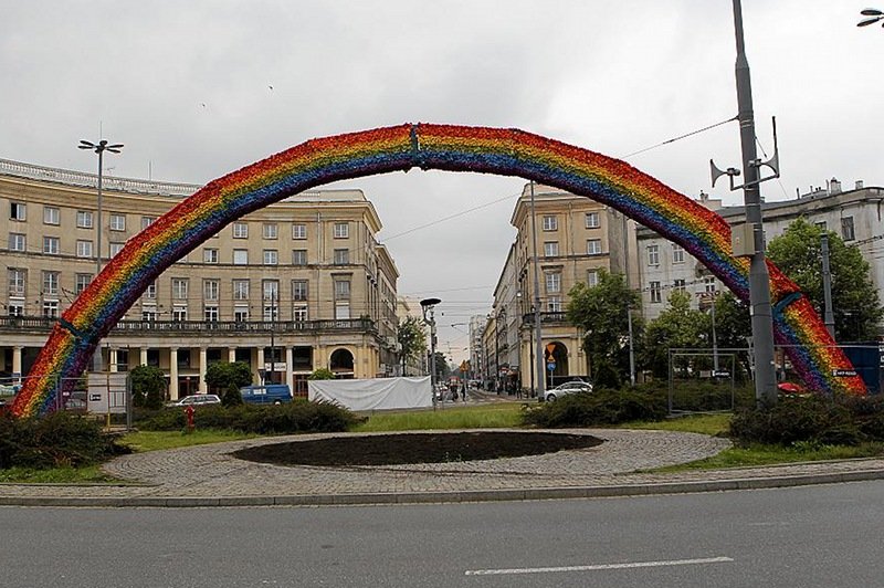 Widok na "Tęczę" od strony Charlotte, popularnej warszawskiej kawiarni