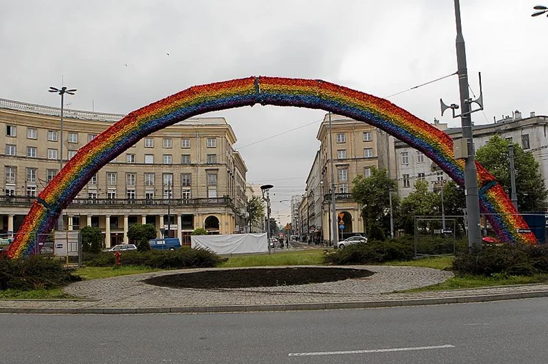 Widok na "Tęczę" od strony Charlotte, popularnej warszawskiej kawiarni