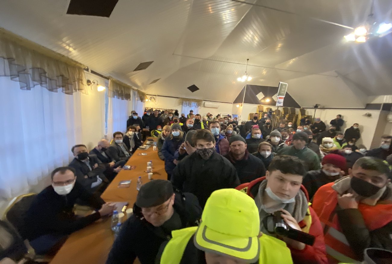 Baranów. Przedstawiciele CPK obrzuceni gnojem przez mieszkańców i działaczy AgroUnii