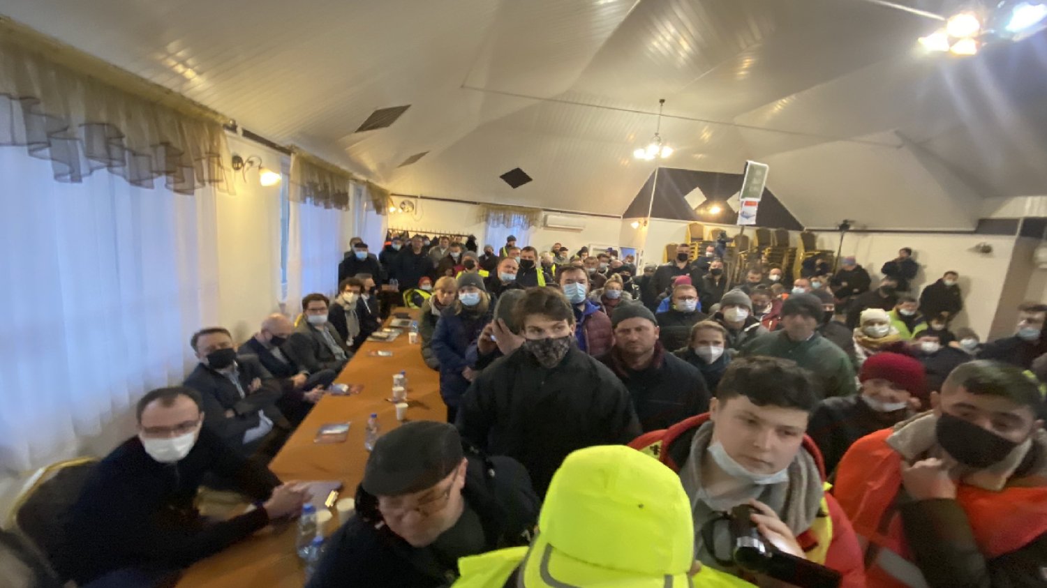 Baranów. Przedstawiciele CPK obrzuceni gnojem przez mieszkańców i działaczy AgroUnii