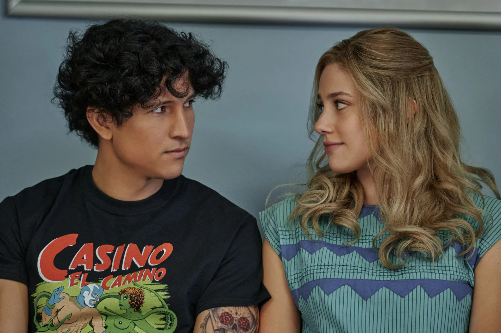 "Dwa życia" Netflix: recenzja Lili Reinhart i Danny Ramirez w filmie "Dwa życia" Netfliksa