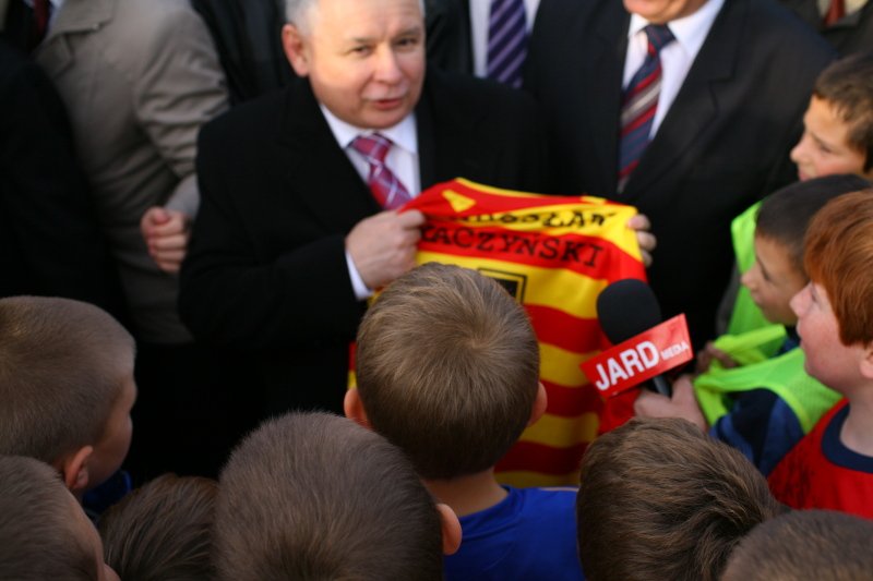 Październik 2006 rok. Premier Jarosław Kaczyński podczas wizyty w Białymstoku dostał koszulkę ze swoim imieniem i nazwiskiem
