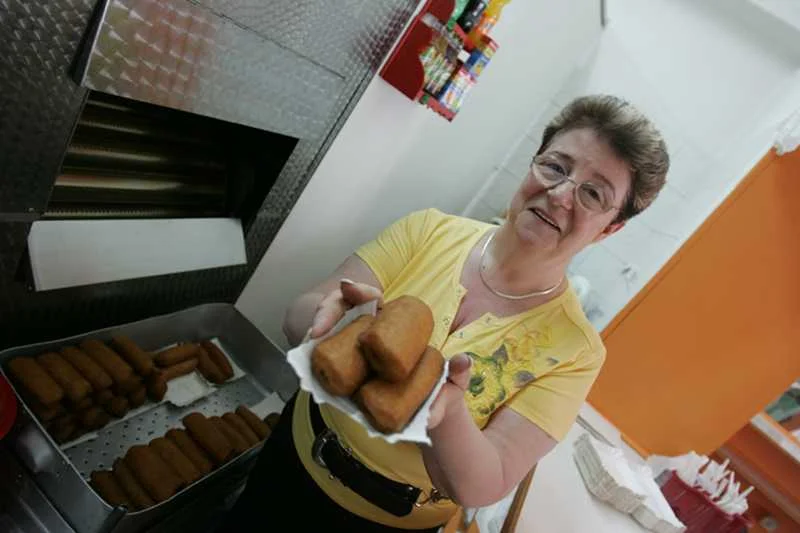 Pani Barbara z baru przy ul. Wojska Polskiego zachwala szczecińskie paszteciki