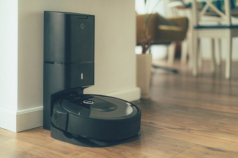 iRobot Roomba i7+ to pierwszy robot odkurzający z technologią mapowania Imprint Smart Mapping i funkcją automatycznego opróżniania pojemnika w stacji ładująco-czyszczącej Clean Base