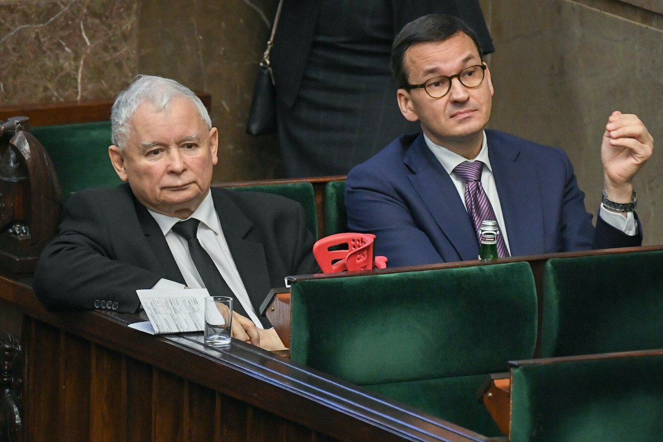 W projekcie ustawy o pomocy obywatelom Ukrainy PiS przemycił artykuł, który zwalnia go z odpowiedzialności za przestępstwa finansowe popełnione od początku pandemii. Od lewej: wicepremier ds. bezpieczeństwa Jarosław Kaczyński i premier Mateusz Morawiecki. W projekcie ustawy o pomocy obywatelom Ukrainy PiS przemycił artykuł, który zwalnia go z odpowiedzialności za przestępstwa finansowe popełnione od początku pandemii. Od lewej: wicepremier ds. bezpieczeństwa Jarosław Kaczyński i premier Mateusz Morawiecki.