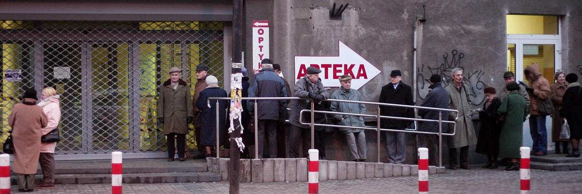 Warszawa, ul. Koszykowa. CEPELEK, Centralna Wojskowa Przychodnia Lekarska. Przed otwarciem rejestracji, emeryci i renciści czekają w długiej kolejce po numerek do lekarza