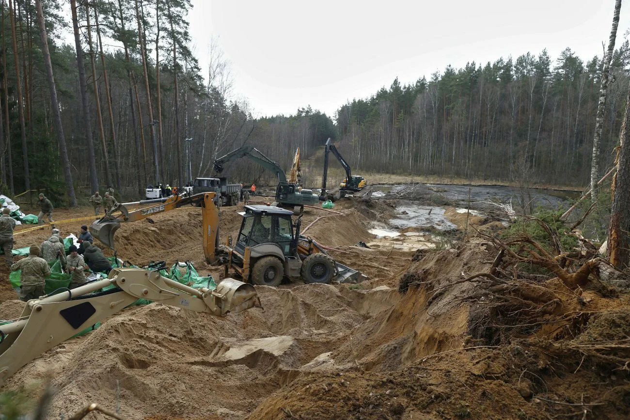 Na Litwie udało się wyciągnąć z bagna zatopiony amerykański pojazd
