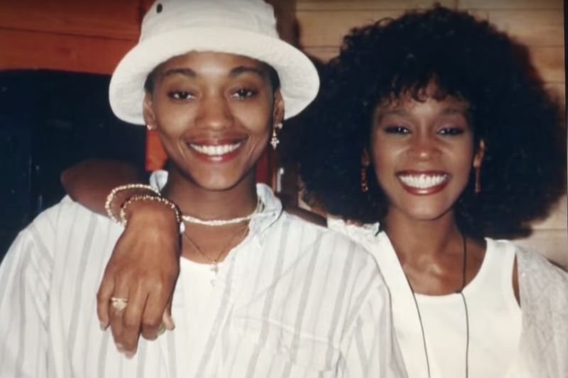 Whitney i Robyn poznały się na obozie, gdzie obie były opiekunkami.