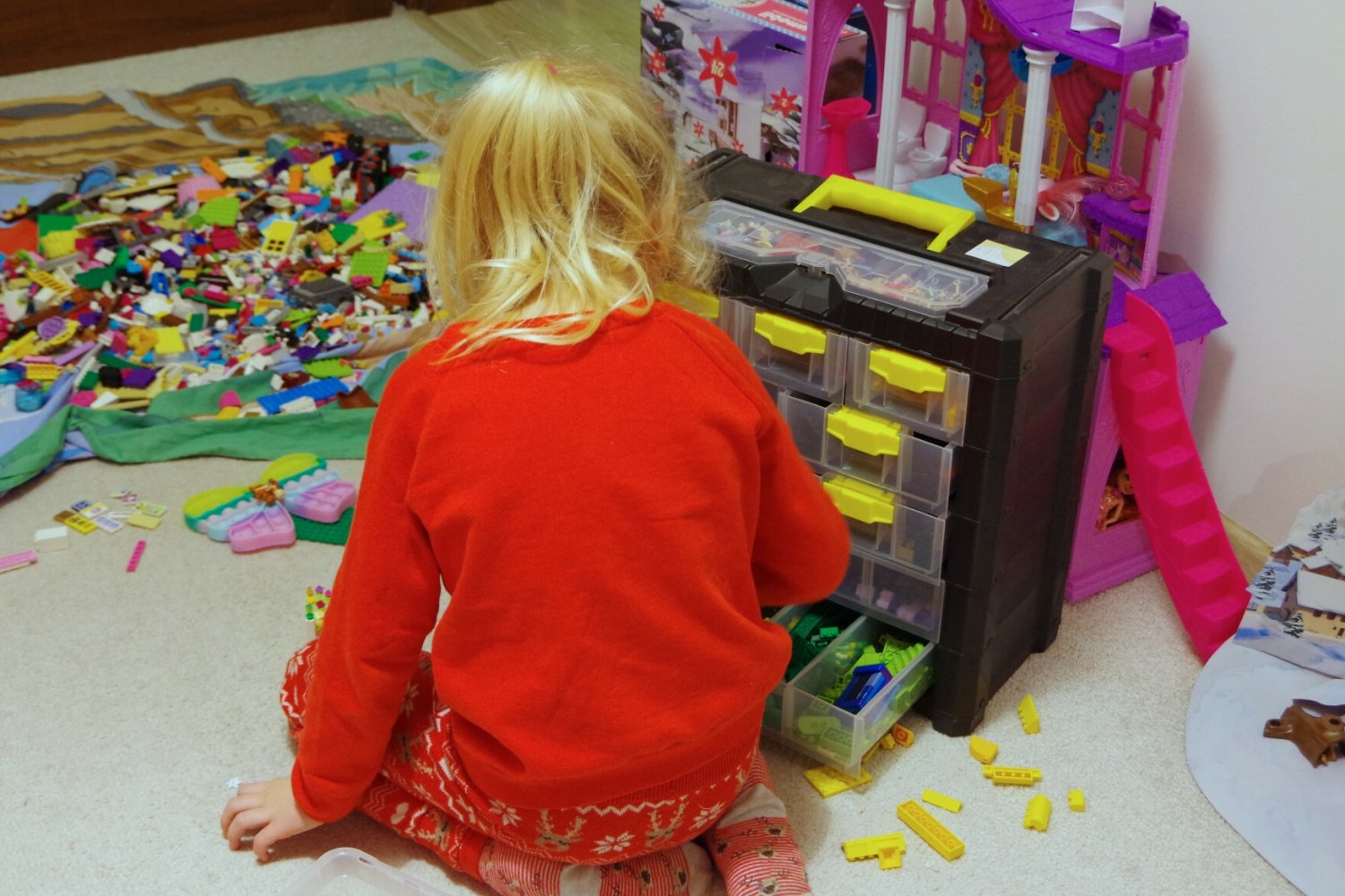 Dziadek został opiekunem prawnym 5-letniej Mii. Zdjęcie ilustracyjnie.