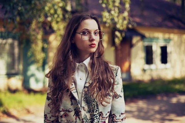 Patrycja Śmiechowska sfotografowana przez Victorię Kochańską w płaszczu w nadruki imitujące Chagalla.