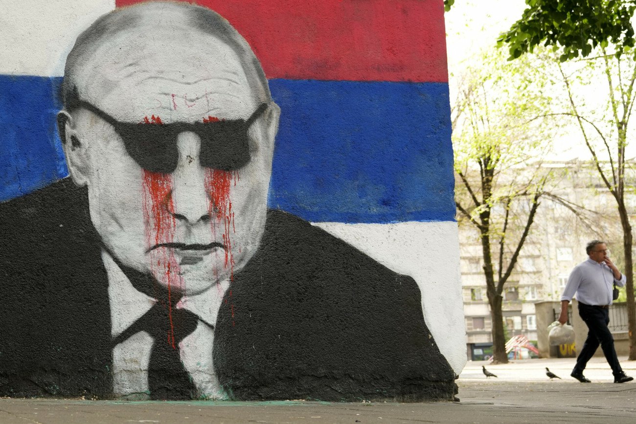 Oblany farbą mural w Belgradzie przedstawiający prezydenta Rosji