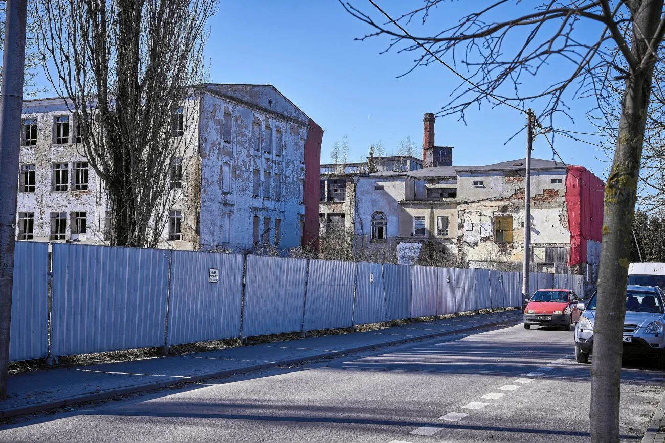 W Zgierzu pełno jest starych, opuszczonych budynków, w których mieściły się fabryki. Być może któraś z nich jest źródłem fetoru