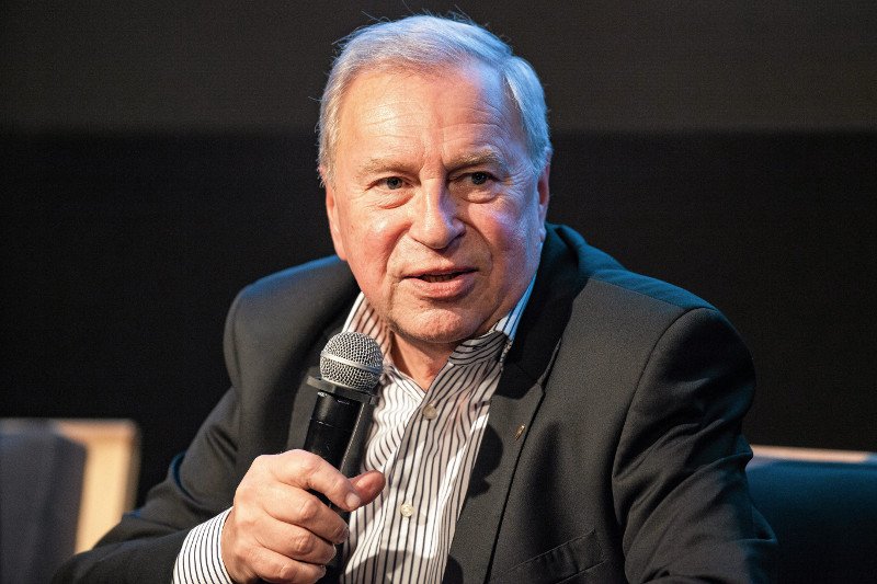 Jerzy Stuhr jest obecnie całkowicie zdrowy.