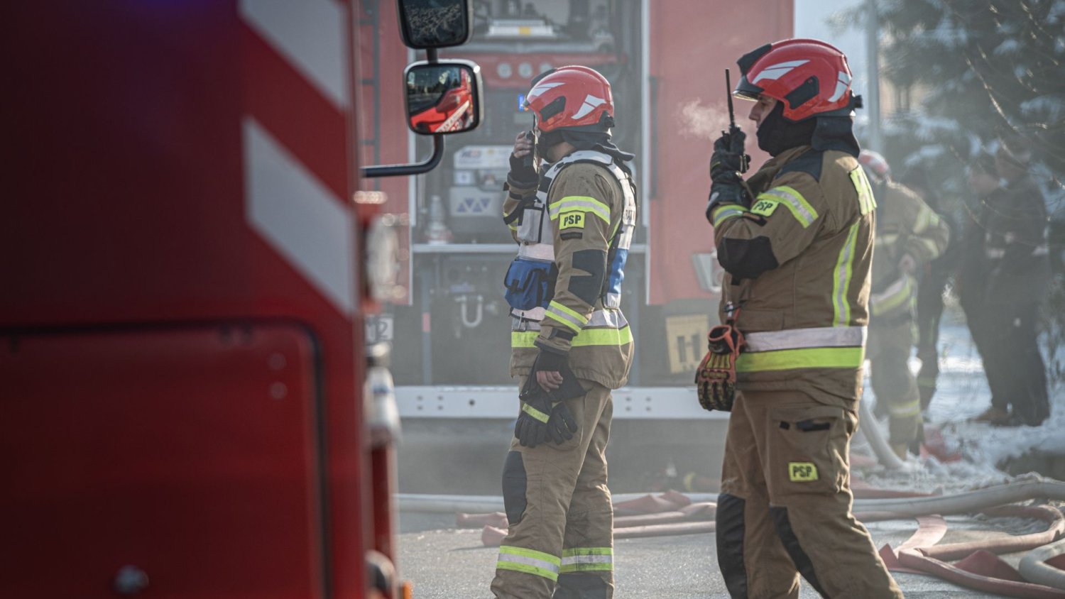 Pociąg zderzył się z osobówką pod Warszawą. Kilkaset osób ewakuowanych