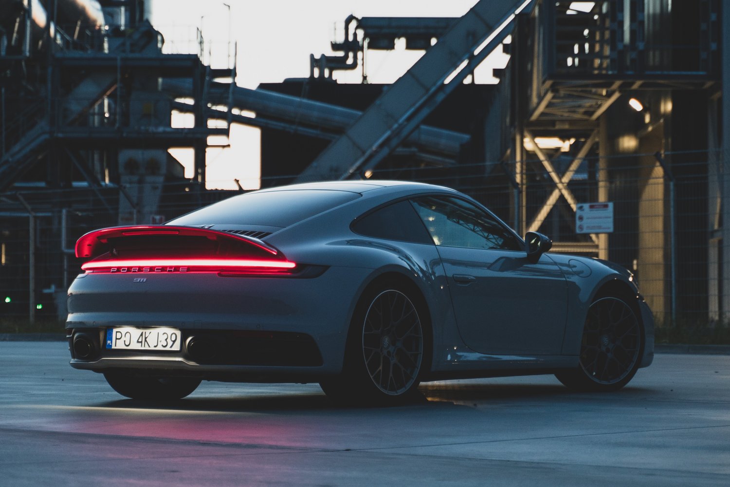 Nowe Porsche 911 jest dokładnie takie, o jakim zawsze marzyliście, jeśli nigdy żadnym nie jeździliście.