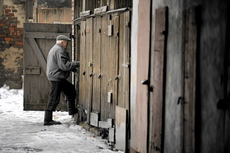 Bieda w Polsce to zjawisko słabo widoczne z metropolii, ale mocno odczuwane na wsiach i w małych miastach
