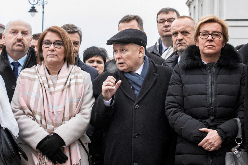 W PiS twierdzą, że w sprawie zwrotu nagród i obniżek pensji stoją murem za prezesem Kaczyńskim. Przynajmniej oficjalnie...