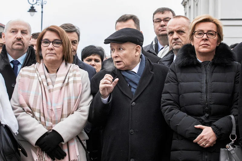 W PiS twierdzą, że w sprawie zwrotu nagród i obniżek pensji stoją murem za prezesem Kaczyńskim. Przynajmniej oficjalnie...