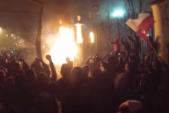 Płonąca budka strażnika przy ambasadzie Rosji podczas Marszu Niepodległości