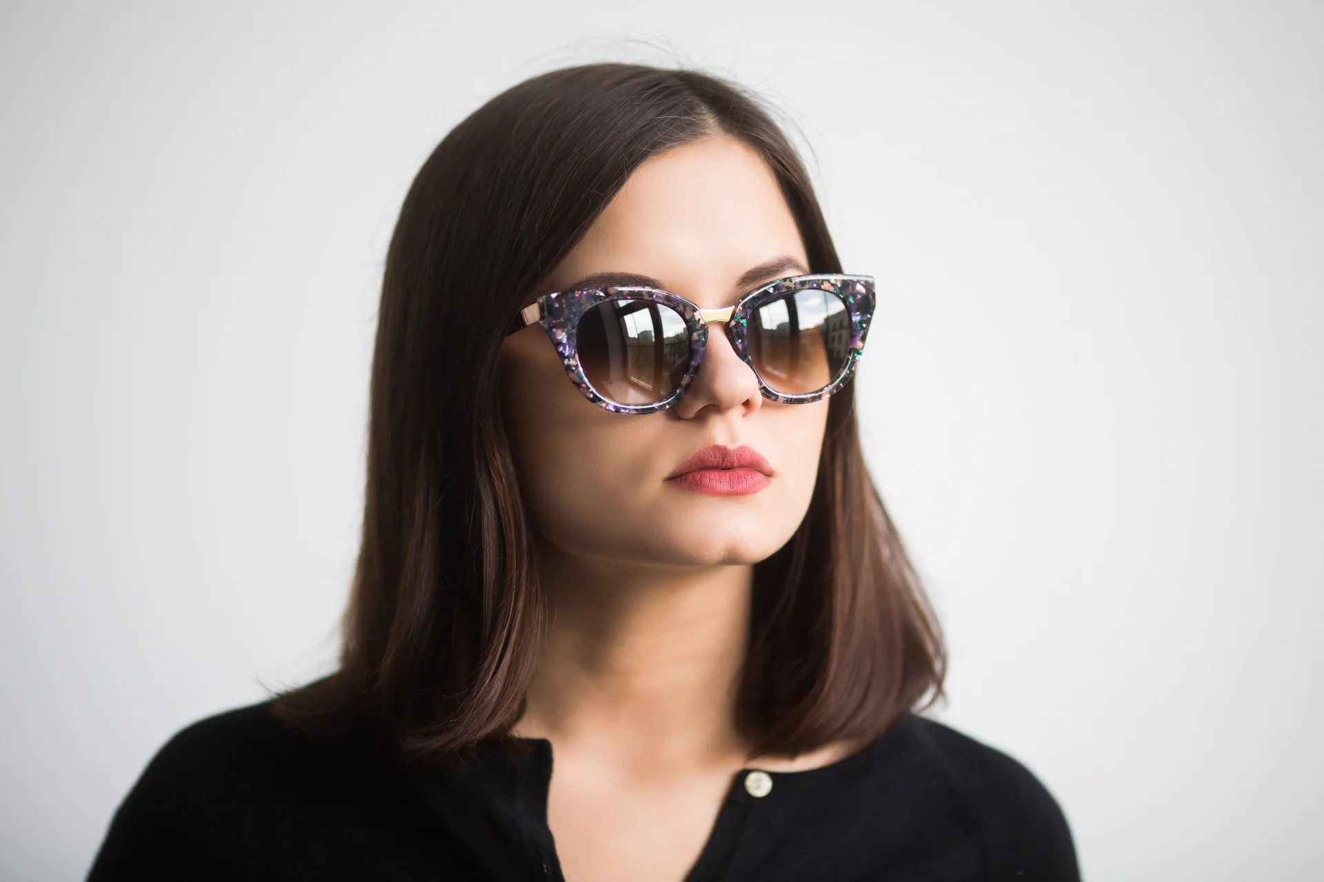 Okulary marki Thierry Lasry wykonane są z celulozy uzyskiwanej z kwiatów bawełny.