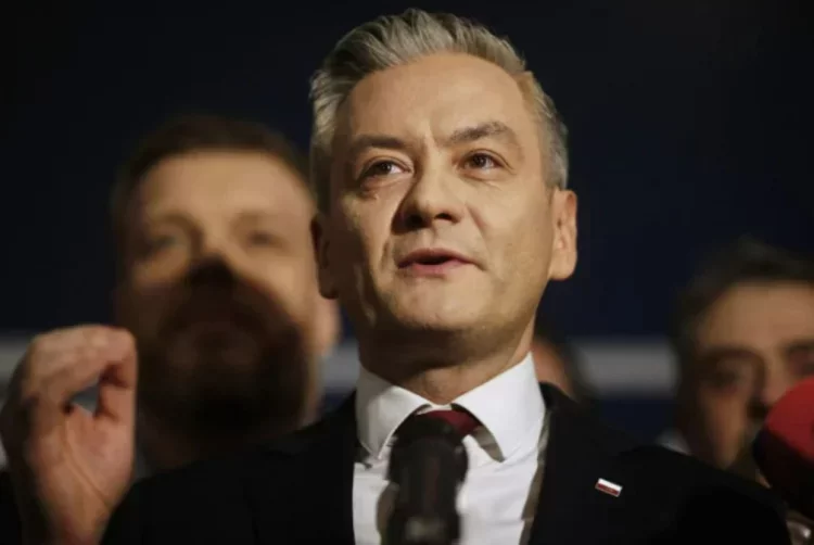 Robert Biedroń zabrał głos na temat głosowania nad KPO. Robert Biedroń zabrał głos na temat głosowania nad KPO.